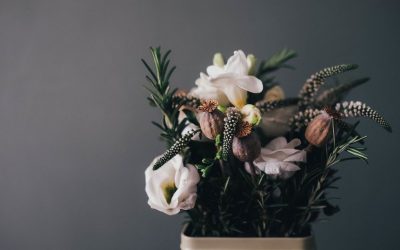 ¿Qué diferencia hay entre un centro y una corona funeraria?