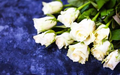 Qué simboliza un centro de rosas blancas