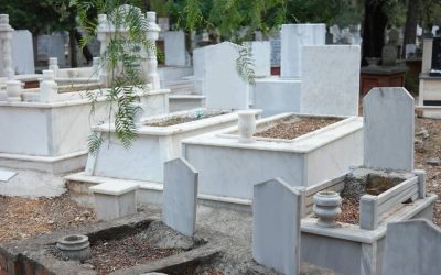 Tipos de urnas y lápidas disponibles en el mercado